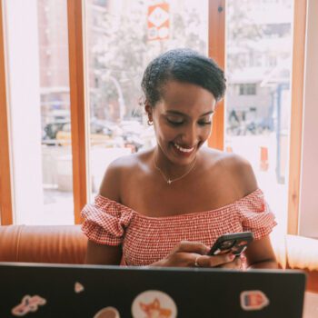 solo female traveler using travel apps for navigation
