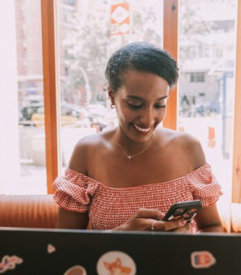 solo female traveler using travel apps for navigation