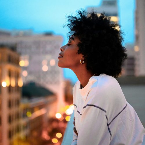 Solo female traveler on a city trip in America, exploring urban sights